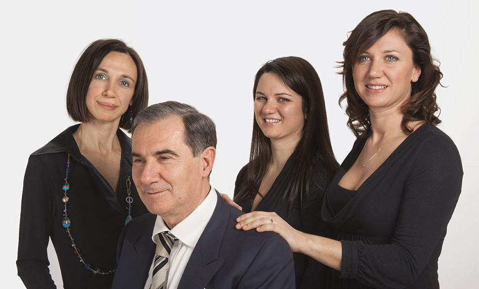 Marco Lombardini con le tre figlie (da sinistra Chiara, Virginia e Cecilia)